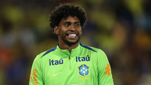 Hugo Souza em campo com a camisa da Seleção Brasileira. Foto: Marlon Costa/AGIF