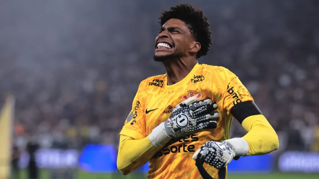 Hugo Souza em partida pelo Corinthians. Foto: Ettore Chiereguini/AGIF