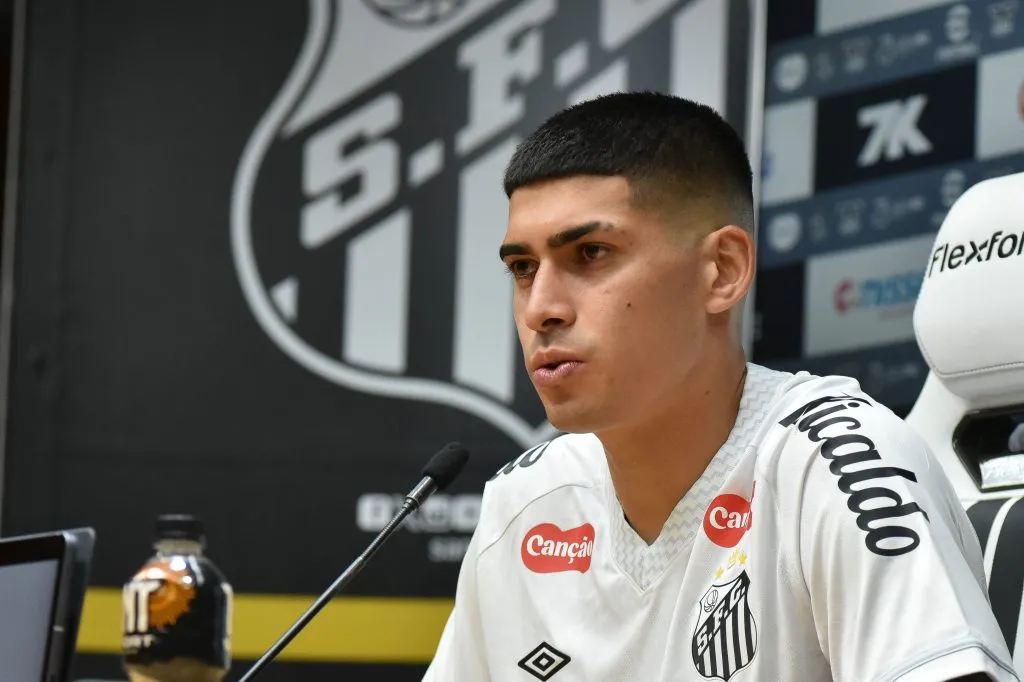 Adonis Frias durante sua apresentação oficial como jogador do Santos em coletiva de imprensa realizada no Vila Belmiro.  Foto: Jota Erre/AGIF