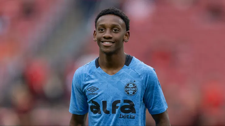 Gabriel Mec jogador do Gremio durante partida contra o Internacional no estadio Beira-Rio pelo campeonato Brasileiro A 2025. Foto: Liamara Polli/AGIF