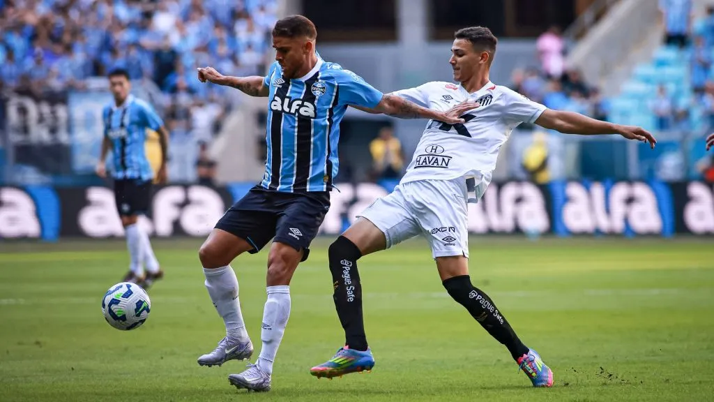Santos x Grêmio se enfrentam pelo Campeonato Brasileiro A 2025. Foto: Maxi Franzoi/AGIF