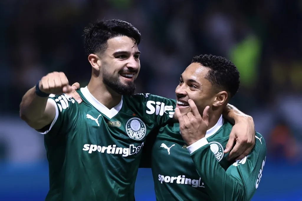Vitor Roque jogador do Palmeiras comemora seu gol com Flaco Lopez jogador da sua equipe durante partida contra o Vasco no estadio Arena Allianz Parque pelo campeonato Brasileiro A 2025. Foto: Marcello Zambrana/AGIF