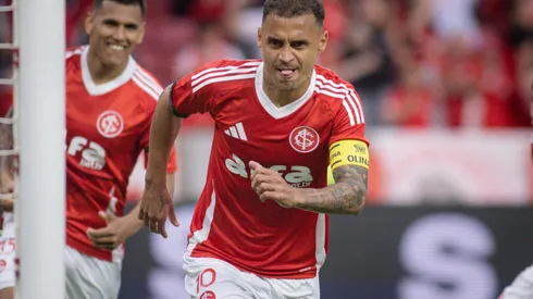 RS – PORTO ALEGRE – 21/09/2025 – BRASILEIRO A 2025, INTERNACIONAL X GREMIO – Alan Patrick jogador do Internacional comemora seu gol durante partida contra o Gremio no estadio Beira-Rio pelo campeonato Brasileiro A 2025. Foto: Maxi Franzoi/AGIF