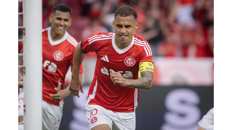 RS - PORTO ALEGRE - 21/09/2025 - BRASILEIRO A 2025, INTERNACIONAL X GREMIO - Alan Patrick jogador do Internacional comemora seu gol durante partida contra o Gremio no estadio Beira-Rio pelo campeonato Brasileiro A 2025. Foto: Maxi Franzoi/AGIF