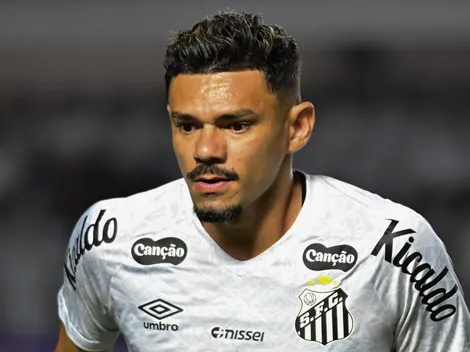 antos desperdiça oportunidades com Tiquinho Soares contra o Grêmio