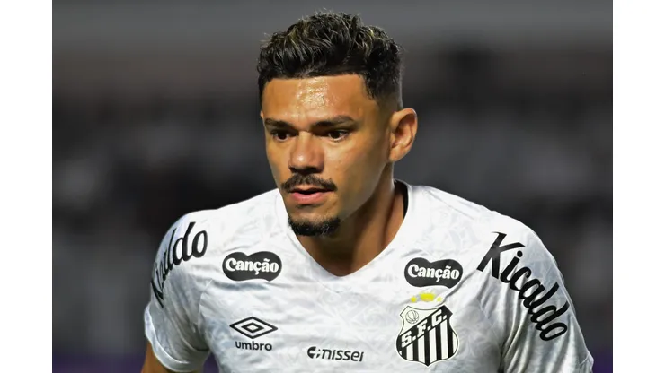 SP - SANTOS - 21/09/2025 - BRASILEIRO A 2025, SANTOS X SAO PAULO - Tiquinho Soares jogador do Santos durante partida contra o Sao Paulo no estadio Vila Belmiro pelo campeonato Brasileiro A 2025. Foto: Jota Erre/AGIF