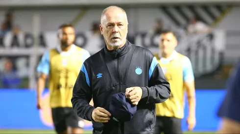 Mano Menezes tecnico do Gremio durante partida contra o Santos no estadio Vila Belmiro pelo campeonato Brasileiro A 2025. Foto: Mauricio De Souza/AGIF