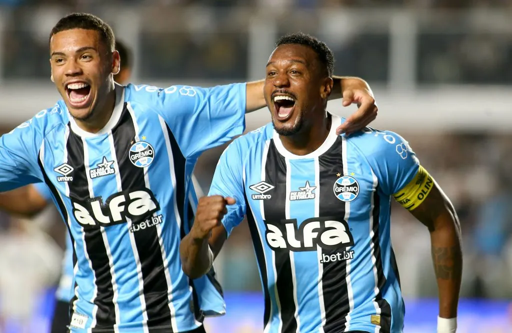 Edenilson jogador do Gremio comemora seu gol durante partida contra o Santos no estadio Vila Belmiro pelo campeonato Brasileiro A 2025. Foto: Mauricio De Souza/AGIF