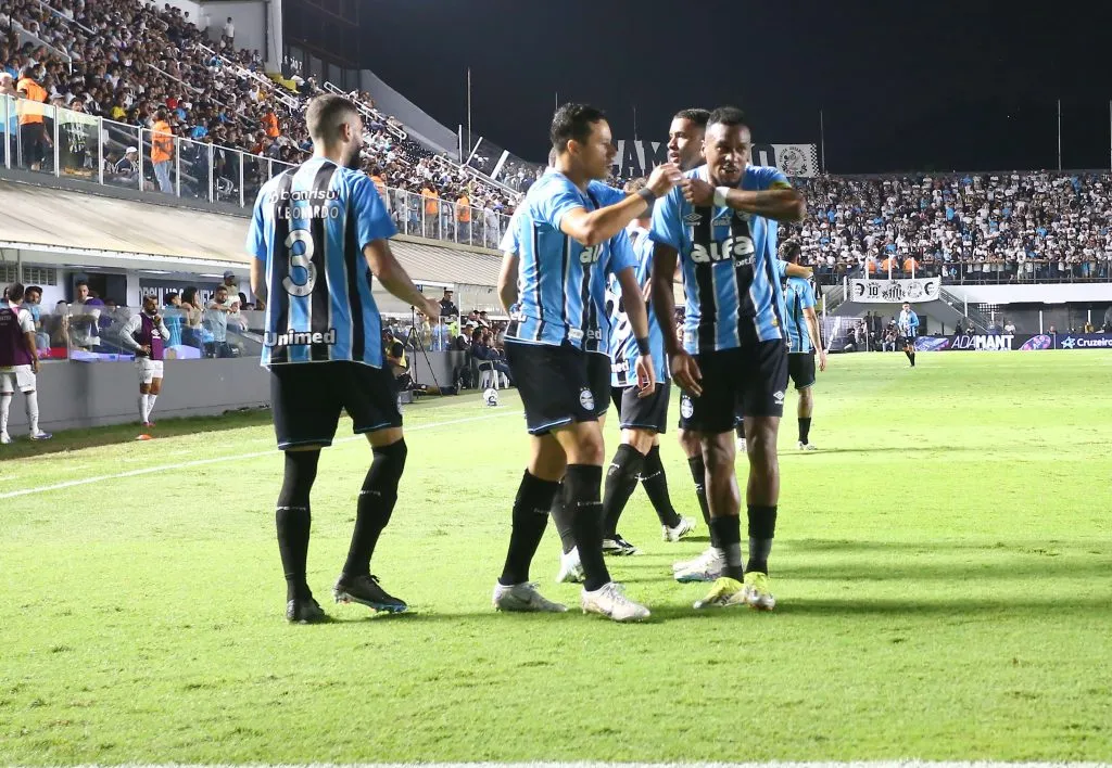 Edenílson comemorando gol em Santos x Grêmio pelo campeonato Brasileiro 2025. Foto: Mauricio De Souza/AGIF