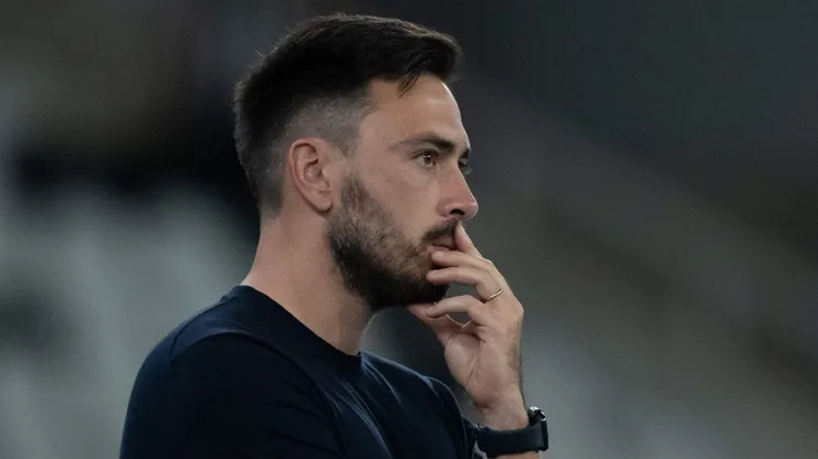 RJ - RIO DE JANEIRO - 30/08/2025 - BRASILEIRO A 2025, BOTAFOGO X BRAGANTINO - Davide Ancelotti tecnico do Botafogo durante partida contra o Bragantino no estadio Engenhao pelo campeonato Brasileiro A 2025. Foto: Jorge Rodrigues/AGIF