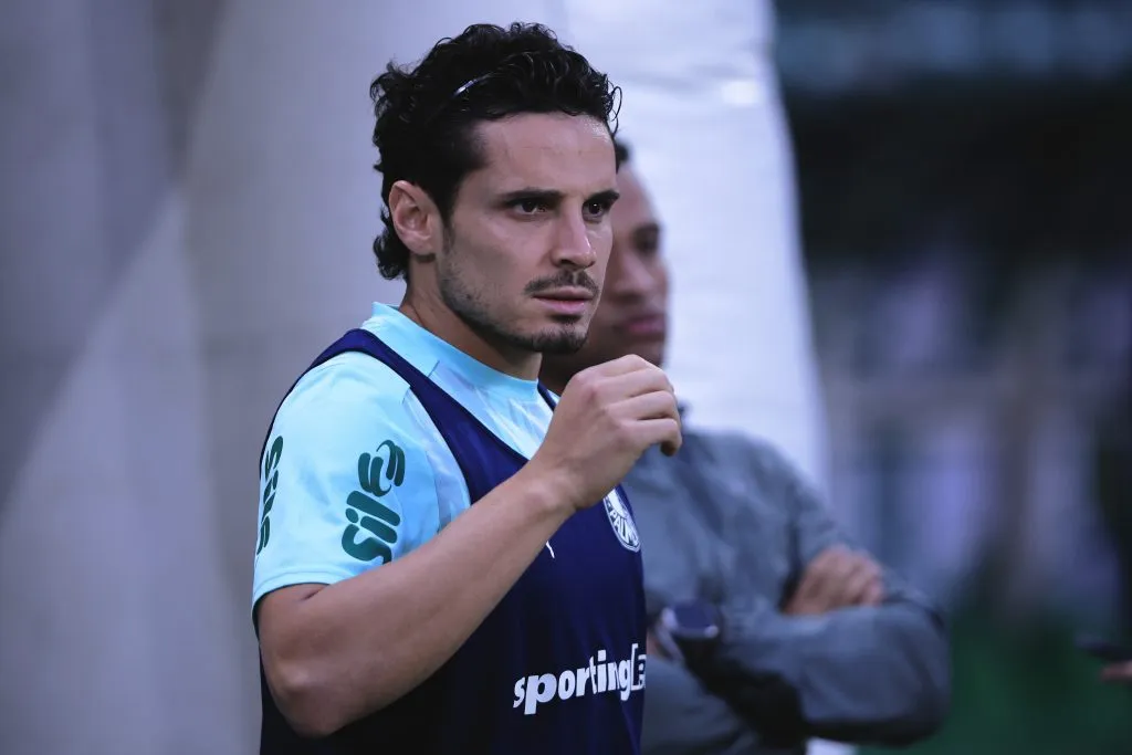 SP – SAO PAULO – 13/09/2025 – BRASILEIRO A 2025, PALMEIRAS X INTERNACIONAL – Raphael Veiga jogador do Palmeiras durante aquecimento antes da partida contra o Internacional no estadio Arena Allianz Parque pelo campeonato Brasileiro A 2025. Foto: Ettore Chiereguini/AGIF