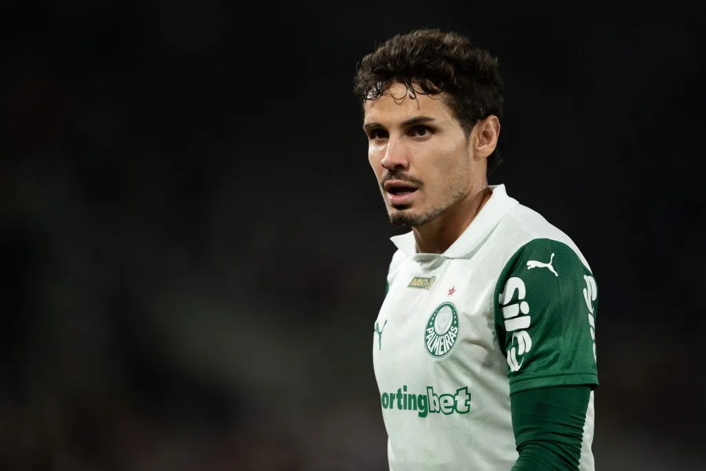 RJ – RIO DE JANEIRO – 23/07/2025 – BRASILEIRO A 2025, FLUMINENSE X PALMEIRAS – Raphael Veiga jogador do Palmeiras durante partida contra o Fluminense no estadio Maracana pelo campeonato Brasileiro A 2025. Foto: Jorge Rodrigues/AGIF