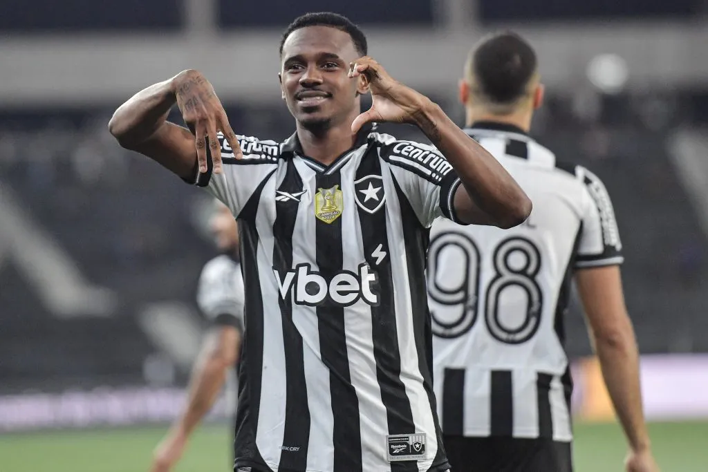 RJ – RIO DE JANEIRO – 01/10/2025 – BRASILEIRO A 2025, BOTAFOGO X BAHIA – Jeffinho jogador do Botafogo comemora seu gol durante partida contra o Bahia no estadio Engenhao pelo campeonato Brasileiro A 2025. Foto: Thiago Ribeiro/AGIF