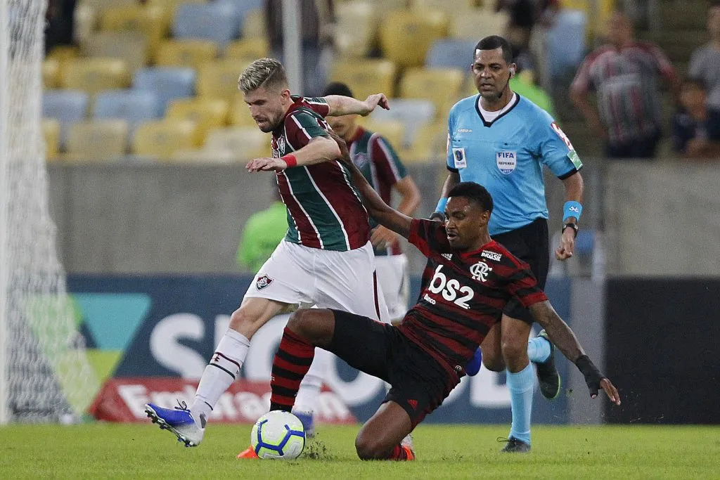 Caio Henrique divide bola com Vitinho em clássico contra o Flamengo. (Photo by Wagner Meier/Getty Images)