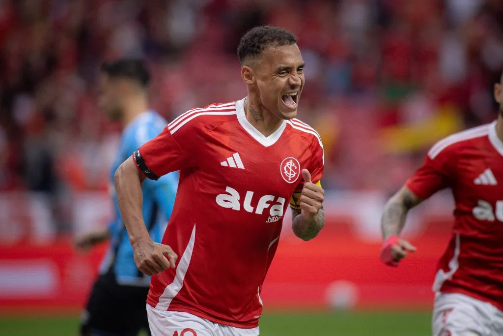 RS – PORTO ALEGRE – 21/09/2025 – BRASILEIRO A 2025, INTERNACIONAL X GREMIO – Alan Patrick jogador do Internacional comemora seu gol durante partida contra o Gremio no estadio Beira-Rio pelo campeonato Brasileiro A 2025. Foto: Maxi Franzoi/AGIF