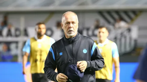 Mano Menezes em Santos x Grêmio pelo Brasileirão. Foto: Mauricio De Souza/AGIF