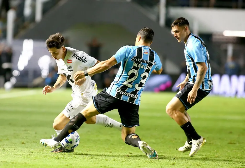 Santos x Grêmio pelo Campeonato Brasileiro 2025. Foto: Mauricio De Souza/AGIF