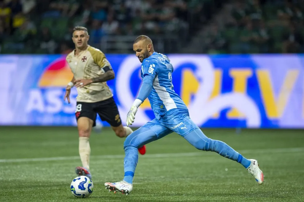 SP – SAO PAULO – 01/10/2025 – BRASILEIRO A 2025, PALMEIRAS X VASCO – Weverton jogador do Palmeiras disputa lance com Vegetti jogador do Vasco durante partida no estadio Arena Allianz Parque pelo campeonato Brasileiro A 2025. Foto: Anderson Romao/AGIF