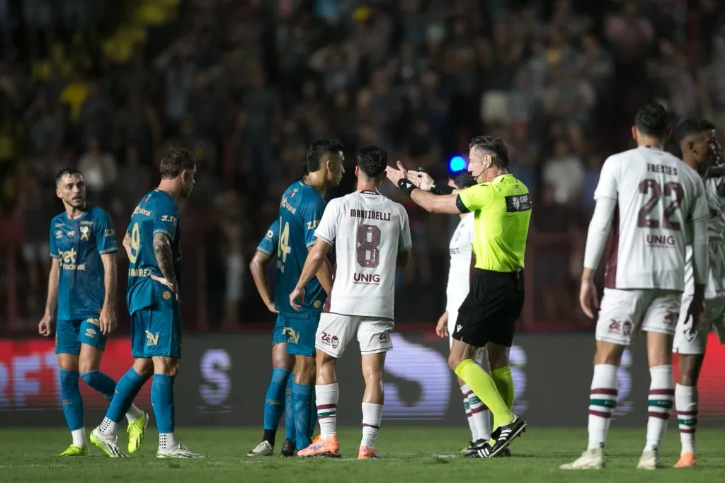 PE – RECIFE – 01/10/2025 – BRASILEIRO A 2025, SPORT X FLUMINENSE – Raphael Claus Arbitro da partida entre Sport e Fluminense na Ilha do Retiro em Recife (PE), pelo Campeonato Brasileiro Serie A 2025. Foto: Marlon Costa/AGIF