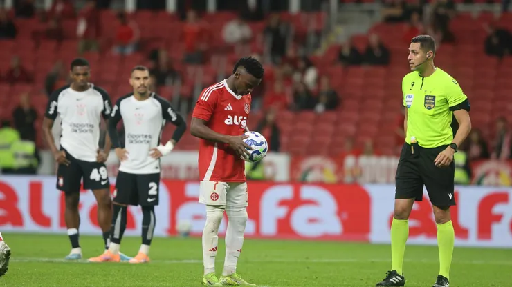 Pênalti polêmico em Internacional x Corinthians. Foto: Ricardo Duarte / Internacional