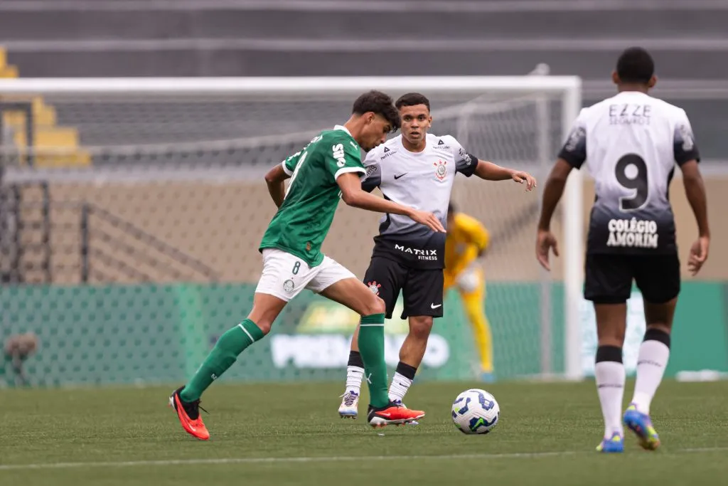 SP – BARUERI – 24/04/2025 – BRASILEIRO DE ASPIRANTES A 2025, PALMEIRAS X CORINTHIANS – Larson jogador do Palmeiras durante partida contra o Corinthians no estadio Arena Barueri pelo campeonato Brasileiro A 2025. Foto: Paulo De Tarso Pires Dos Santos/AGIF