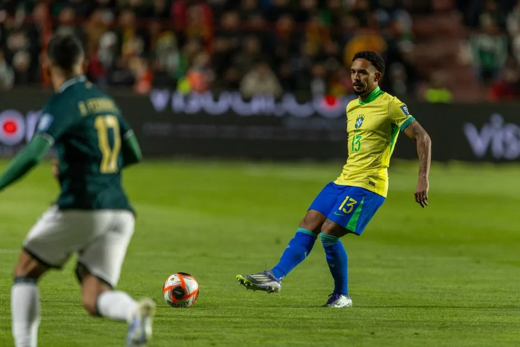 Vitinho, do Botafogo, em ação contra a Bolívia em setembro. Foto: AGIF