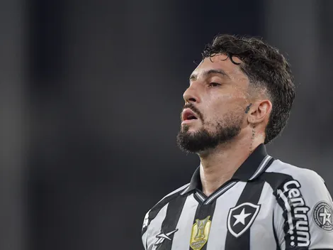Alex Telles comenta sobre problema no Botafogo e prazo para retorno é revelado