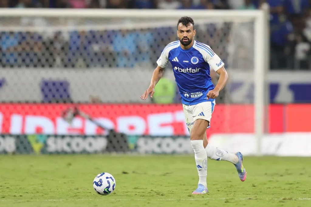 Fabricio Bruno jogador do Cruzeiro durante partida contra o Atletico-MG – Foto: Gilson Lobo/AGIF