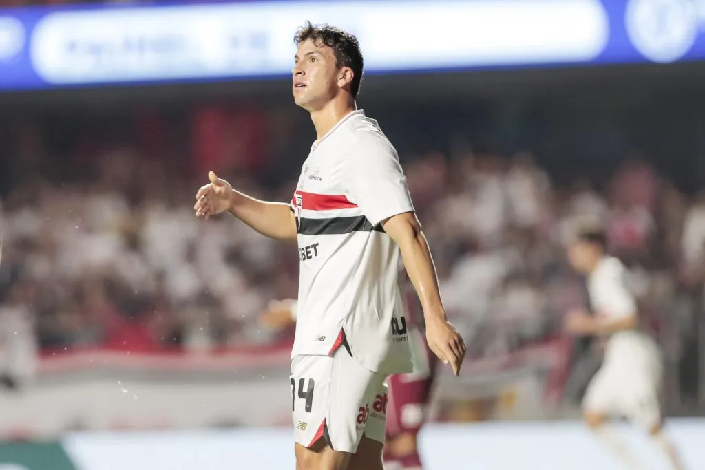Gonzalo Tapia atuando no São Paulo –  Foto: Marco Miatelo/AGIF