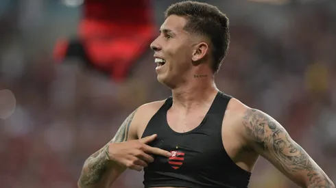 Felipe Teresa jogador do Flamengo comemora seu gol durante partida contra o Olimpyacos no estadio Maracana pelo campeonato Mundial Sub20.