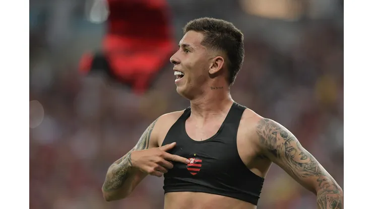 Felipe Teresa jogador do Flamengo comemora seu gol durante partida contra o Olimpyacos no estadio Maracana pelo campeonato Mundial Sub20.