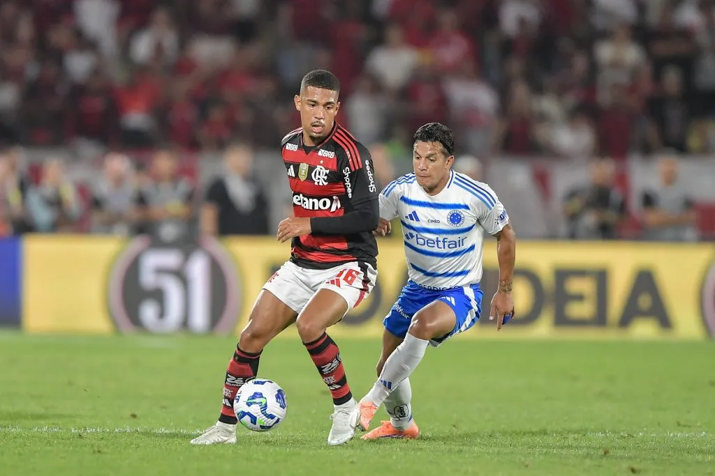 RJ – RIO DE JANEIRO – 02/10/2025 – BRASILEIRO A 2025, FLAMENGO X CRUZEIRO – Samuel Lino jogador do Flamengo disputa lance com Lucas Romero jogador do Cruzeiro durante partida no estadio Maracana pelo campeonato Brasileiro A 2025. Foto: Thiago Ribeiro/AGIF