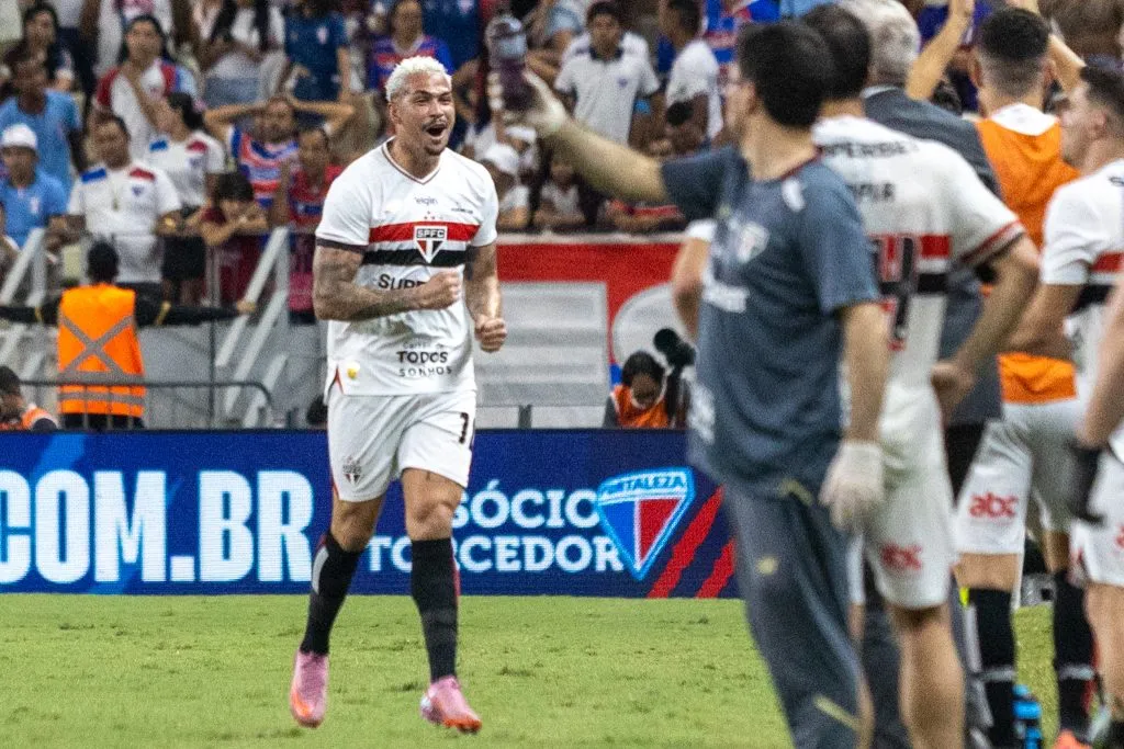 CE – FORTALEZA – 02/10/2025 – BRASILEIRO A 2025, FORTALEZA X SAO PAULO – Luciano jogador do Sao Paulo comemora seu gol durante partida contra o Fortaleza no estadio Arena Castelao pelo campeonato Brasileiro A 2025. Foto: Lucas Emanuel/AGIF