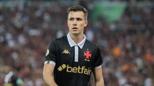 Lucas Piton jogador do Vasco durante partida contra o Flamengo no estadio Maracana pelo campeonato Brasileiro A 2024. Foto: Thiago Vasconcelos Dos Santos/AGIF