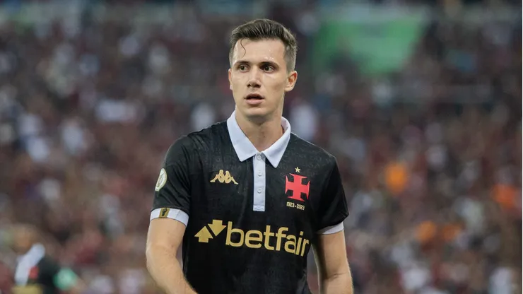 Lucas Piton jogador do Vasco durante partida contra o Flamengo no estadio Maracana pelo campeonato Brasileiro A 2024. Foto: Thiago Vasconcelos Dos Santos/AGIF