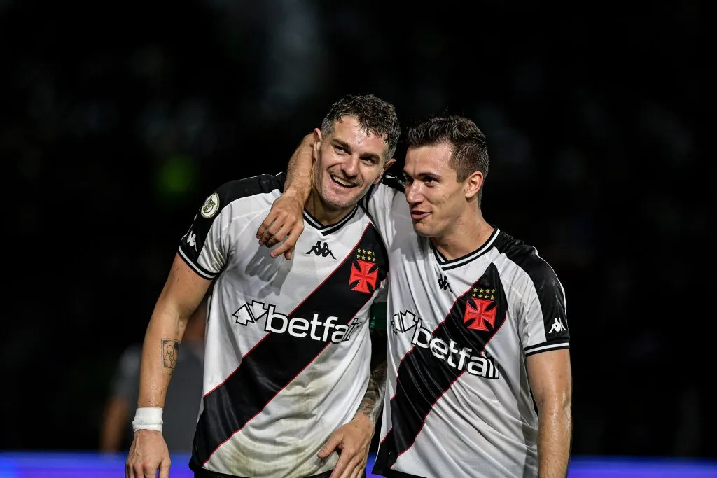 Vegetti jogador do Vasco comemora seu gol com Lucas Piton jogador da sua equipe durante partida contra o Fortaleza no estadio Sao Januario pelo campeonato Brasileiro A 2024. Foto: Thiago Ribeiro/AGIF