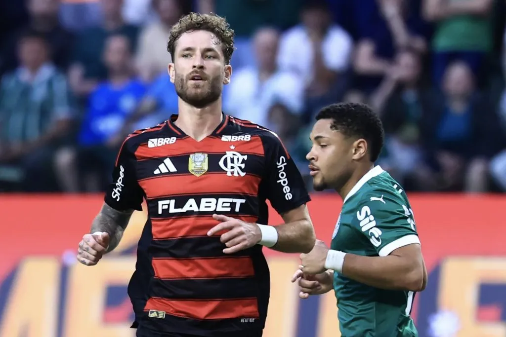 SP – SAO PAULO – 25/05/2025 – BRASILEIRO A 2025, PALMEIRAS X FLAMENGO – Vitor Roque jogador do Palmeiras disputa lance com  jogador do Flamengo durante partida no estadio Arena Allianz Parque pelo campeonato Brasileiro A 2025. Foto: Marcello Zambrana/AGIF