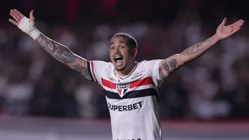 SP – SAO PAULO – 19/08/2025 – COPA LIBERTADORES 2025, SAO PAULO X ATLETICO NACIONAL – Luciano jogador do Sao Paulo reclama com a arbitragem durante partida contra o Atletico Nacional no estadio Morumbi pelo campeonato Copa Libertadores 2025. Foto: Ettore Chiereguini/AGIF
