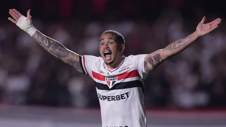 SP - SAO PAULO - 19/08/2025 - COPA LIBERTADORES 2025, SAO PAULO X ATLETICO NACIONAL - Luciano jogador do Sao Paulo reclama com a arbitragem durante partida contra o Atletico Nacional no estadio Morumbi pelo campeonato Copa Libertadores 2025. Foto: Ettore Chiereguini/AGIF