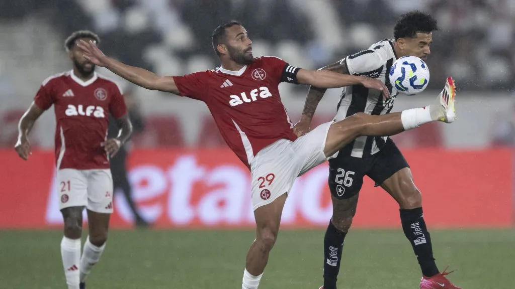 RJ – RIO DE JANEIRO – 11/05/2025 – BRASILEIRO A 2025, BOTAFOGO X INTERNACIONAL – Gregore jogador do Botafogo disputa lance com Thiago Maia jogador do Internacional durante partida no estadio Engenhao pelo campeonato Brasileiro A 2025. Foto: Jorge Rodrigues/AGIF