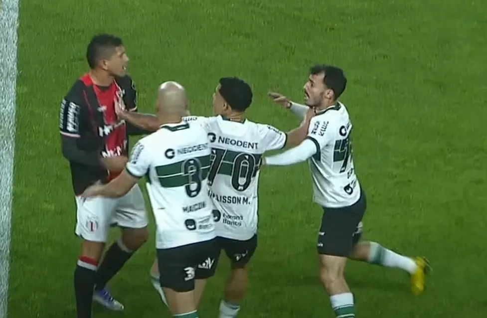 Édson (E) deu tapa em Zeca (D) no fim do primeiro tempo de Coritiba x Botafogo-SP. Foto: Reprodução/ESPN