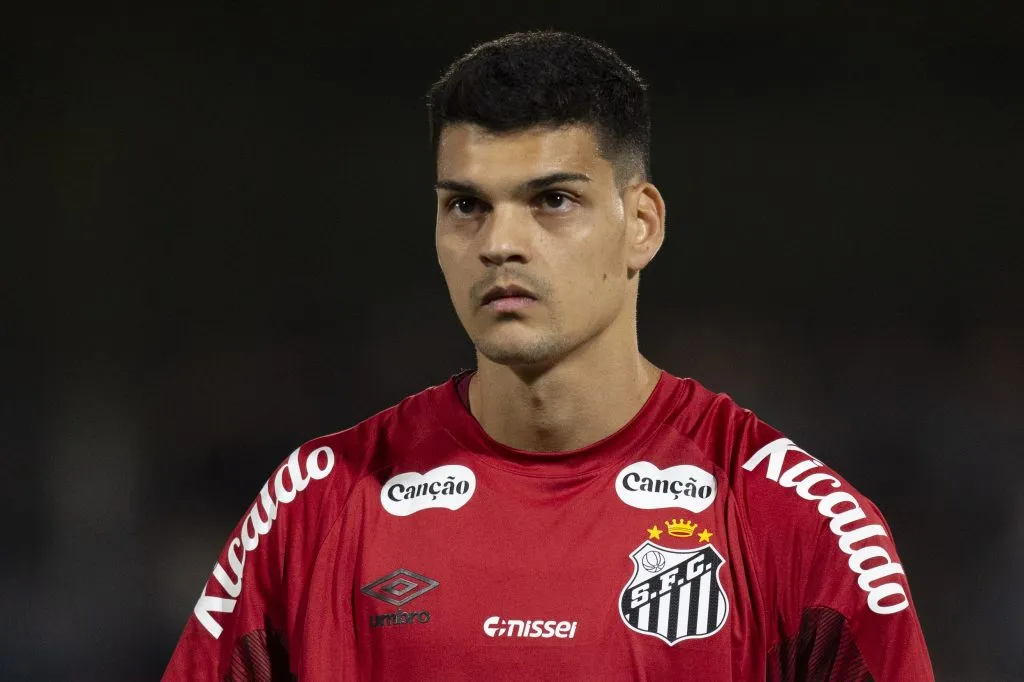 SP – BRAGANCA PAULISTA – 28/09/2025 – BRASILEIRO A 2025, BRAGANTINO X SANTOS – Gabriel Brazao jogador do Santos durante partida contra o Bragantino no estadio Cicero De Souza Marques pelo campeonato Brasileiro A 2025. Foto: Anderson Romao/AGIF