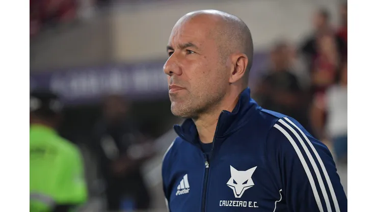 Leonardo Jardim durante confronto contra o Flamengo no Brasileirão 2025.
