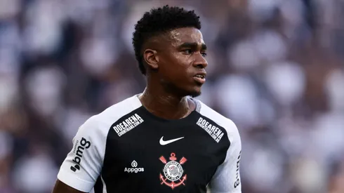Félix Torres durante confronto contra o Santos no Brasileirão 2025.
