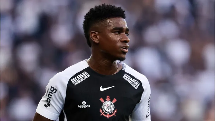 Félix Torres durante confronto contra o Santos no Brasileirão 2025.