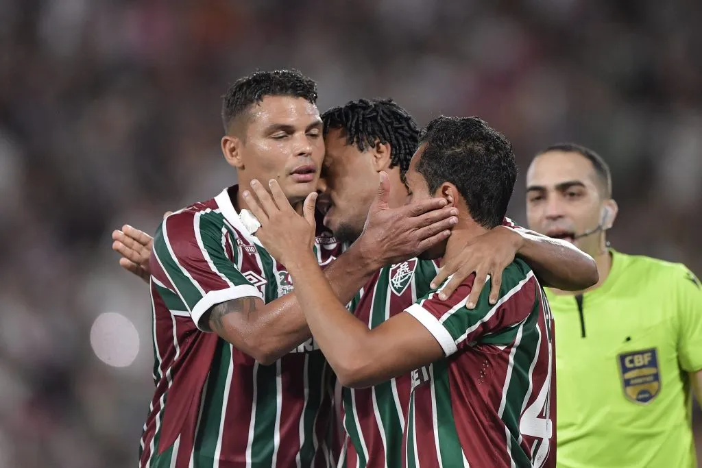 Keno jogador do Fluminense comemora seu gol com Thiago Silva e Keno jogadores da sua equipe durante partida contra o Atletico-MG no estadio Maracana pelo campeonato Brasileiro A 2025. Foto: Thiago Ribeiro/AGIF