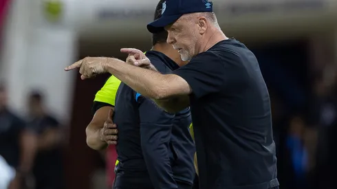 SP – BRAGANCA PAULISTA – 04/10/2025 – BRASILEIRO A 2025, BRAGANTINO X GREMIO – MANO MENEZES tecnico do Gremio durante partida contra o Bragantino no estadio Cicero De Souza Marques pelo campeonato Brasileiro A 2025. Foto: Joisel Amaral/AGIF