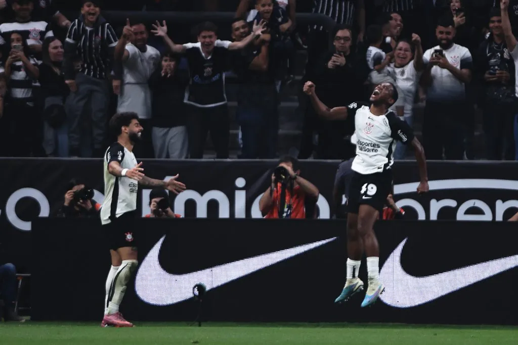 CORINTHIANS X MIRASSOL – André, jogador do Corinthians, comemora seu gol com Yuri Alberto durante partida contra o Mirassol nA Arena Corinthians pelo Campeonato Brasileiro 2025. Foto: Ettore Chiereguini/AGIF