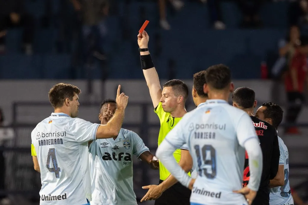 Walter Kannemann jogador do Gremio recebe cartao vermelho do arbitro durante partida contra o Bragantino no estadio Cicero De Souza Marques pelo campeonato Brasileiro A 2025. Foto: Joisel Amaral/AGIF