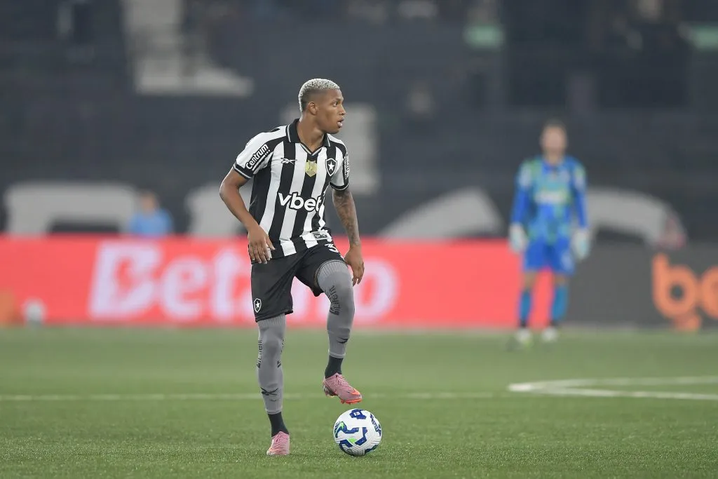 Danilo jogador do Botafogo durante partida contra o Bragantino – Foto: Thiago Ribeiro/AGIF